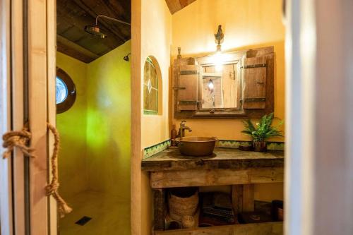 une cuisine avec un évier et un plan de travail dans l'établissement la Kahutte, à La Rochelle