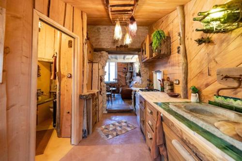 une cuisine avec un évier et un salon dans l'établissement la Kahutte, à La Rochelle