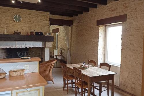 Η κουζίνα ή μικρή κουζίνα στο Les Tavernes*Authentique*Calme*Piscine