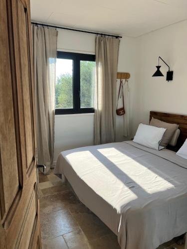 une chambre avec un lit et une fenêtre dans l'établissement Casa Rose - Maison vue mer !, à Corbara