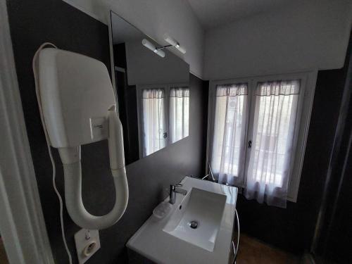 Le Mas的住宿－Gîte Bistrot，一间带水槽和镜子的浴室