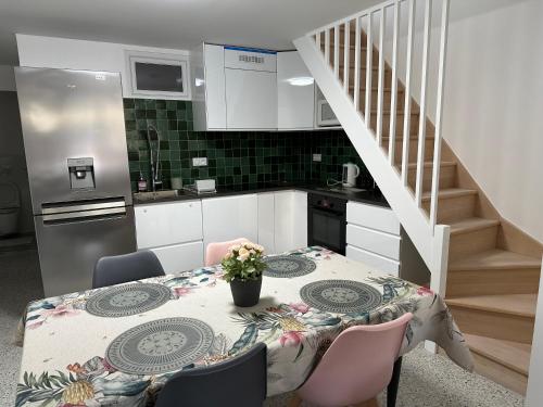 une cuisine avec une table avec un vase de fleurs dessus dans l'établissement Dream House Paris 5 chambres proche M7et M14, à Villejuif