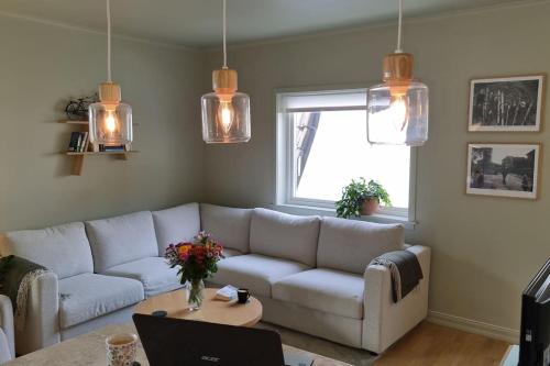 sala de estar con sofá y mesa en Mulen: Lokal sjarm, naturopplevelser i Bergen en Bergen