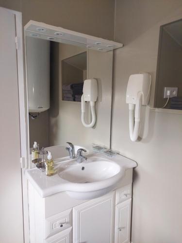 Le MasにあるRenonculeのバスルーム(白い洗面台、鏡付)