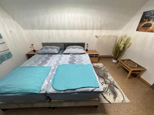 克里格拉赫的住宿－Haus Gruber - Valentina & Gabriel in der Waldheimat，一间卧室配有一张带蓝色棉被的床