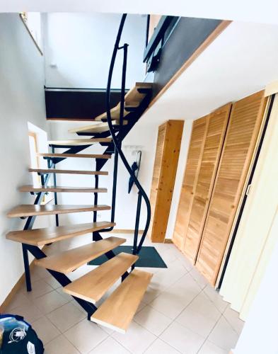 a spiral staircase in a house with wooden steps at KAPITÄNS HUS - traditionelles Reethaus strandnah, Sauna, großer Garten, PKW-Stellplätze in Graal-Müritz