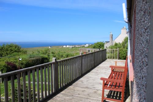 Balcon ou terrasse dans l'établissement Dog friendly 6- Bedroom House in Isle of Lewis - great for families and large groups