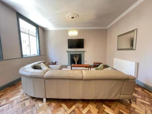 Μια τηλεόραση ή/και κέντρο ψυχαγωγίας στο Cathedral View Apartment, Flat 4