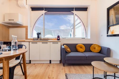 un salon avec un canapé et une table dans l'établissement Le Bonascre - Station de ski à pied, à Ax-les-Thermes