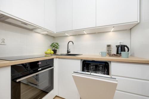 Η κουζίνα ή μικρή κουζίνα στο Bukowińska Apartment with Balcony and Parking and Swimming Pool by Noclegi Renters