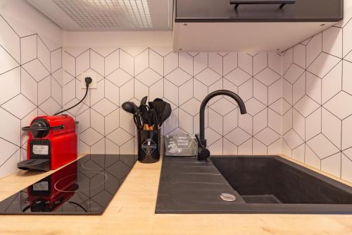 - une cuisine avec un évier et un robinet dans l'établissement Le Saquet - Studio vue montagne, à Ax-les-Thermes