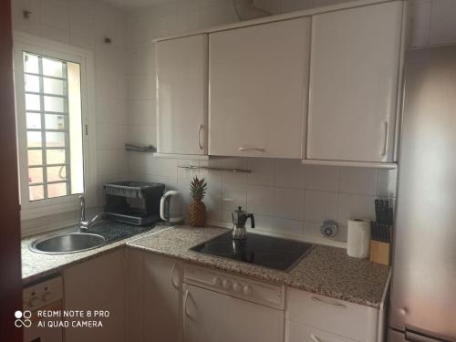 eine Küche mit einer Spüle und einer Arbeitsplatte in der Unterkunft Unifamiliar 3 dormitorios Casa Mar in Islantilla
