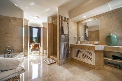 Koupelna v ubytování Stunning Front Line Golf Villa - La Manga Club