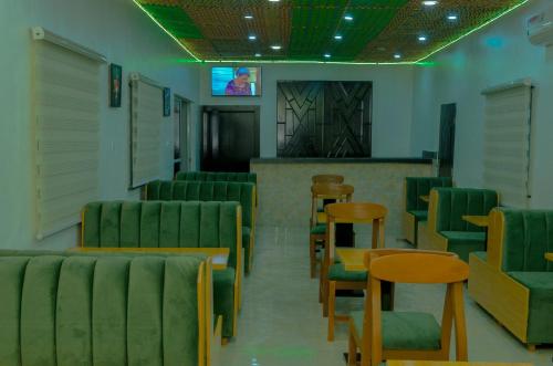 THE OAK LOUNGE – Photos 3