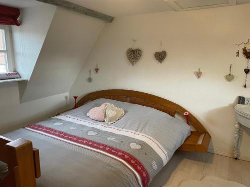 a small bedroom with a bed with hearts on the wall at Aux petits cœurs de COLMAR CENTRE WIFI in Colmar