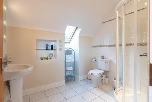 ห้องน้ำของ A split-level spacious home with sea & mountain views