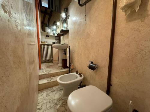 uma pequena casa de banho com WC e lavatório em Casa Giulia, il gioiello del Borgo em Certaldo