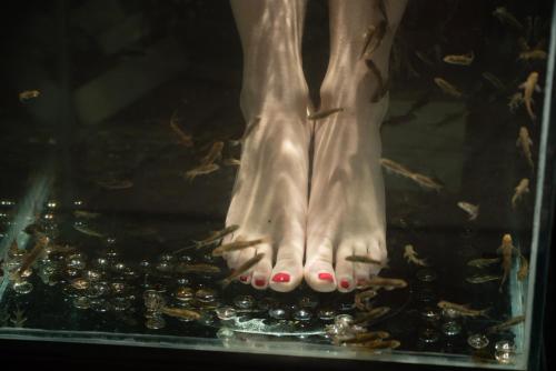 a pair of feet in a painting of a woman at Hotel Relais Valle Orientina in Pitigliano