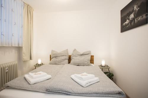 En eller flere senge i et værelse på Deluxe Apartment - Sauna & Pool - Free Parking