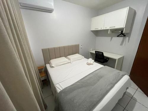 1 dormitorio pequeño con 1 cama y armario en Condomínio Colina, en Palmas