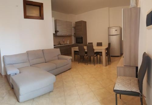 un soggiorno con divano e tavolo di Badisco Vacanze a Otranto