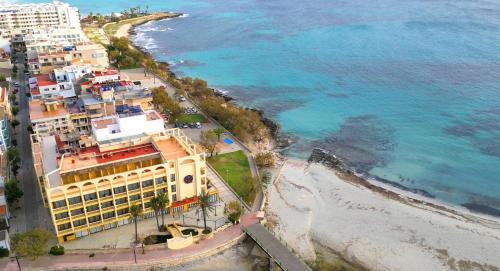 an aerial view of a hotel on the beach at Mix Peymar in S'Illot