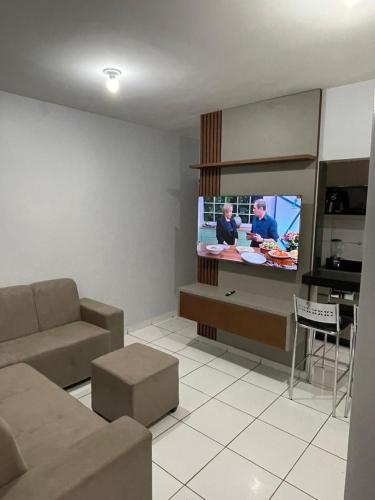 sala de estar con sofá y TV de pantalla plana en Condomínio Colina, en Palmas