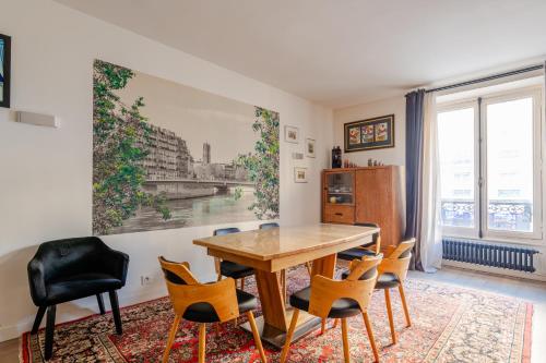 une salle à manger avec une table et des chaises en bois dans l'établissement Veeve - Beating Heart, à Paris