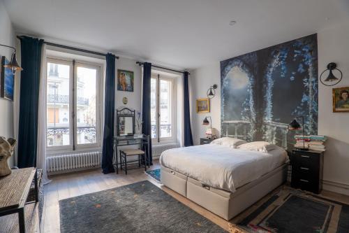 - une chambre avec un lit et une grande peinture murale dans l'établissement Veeve - Beating Heart, à Paris