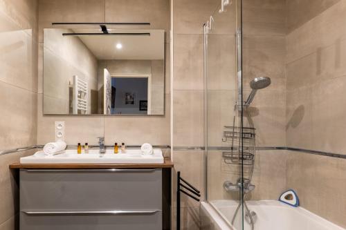 une salle de bain avec une douche, un lavabo et une baignoire dans l'établissement Veeve - Beating Heart, à Paris