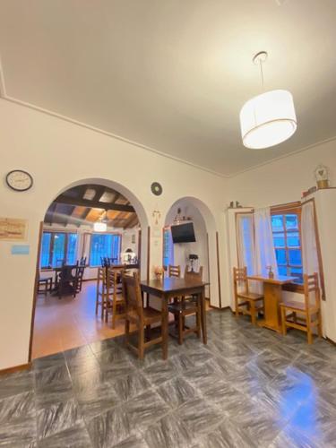 comedor y sala de estar con mesa y sillas en Las Grullas en Villa Gesell