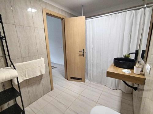 een badkamer met een douche, een toilet en een wastafel bij Magec Holiday Tenerife in San Miguel de Abona