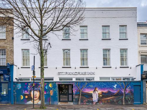 un edificio con un mural en el costado en St Pancras Inn en Londres
