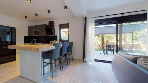 2 Bed House - Sleeps 4 - Garden - Parking - Wifi