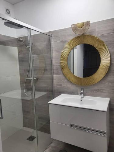 a bathroom with a sink and a mirror at Apartamento Demasiadas Compañías in Cádiz