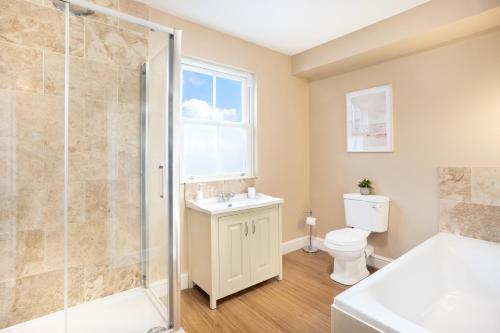 een badkamer met een douche, een toilet en een wastafel bij Thorncliffe House in York