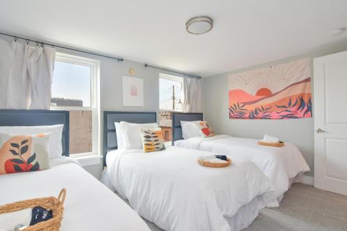 Tempat tidur dalam kamar di Beautiful Home w/ Rooftop Deck Within A 5 Mintue Walk To Johns Hopkins Hospital
