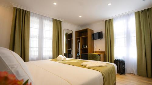 una camera d'albergo con letto e TV di Casa Pince a Barcellona