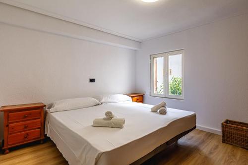 um quarto com uma cama grande e toalhas em Amazing Sea Views Santa Pola AC em Santa Pola