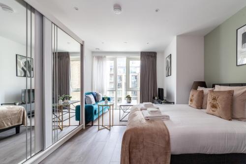 um quarto com uma cama grande e uma sala de estar em The Wandsworth Luxury Studio em Londres