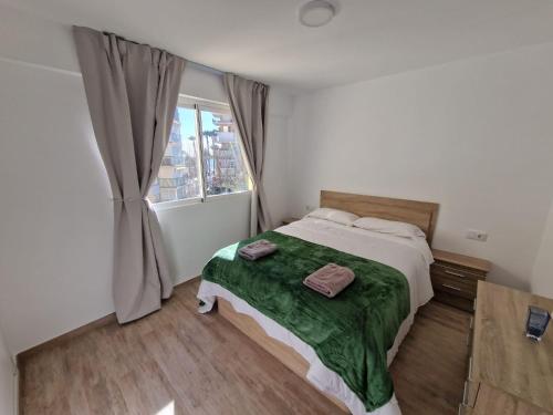 1 dormitorio con cama y ventana en Benidorm 2ºlinea playa, en Benidorm
