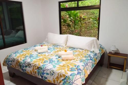 1 dormitorio con 1 cama con toallas en Amazing Villa at Lake Arenal 1 en Tronadora