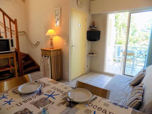 un salon avec une table et une chambre avec une fenêtre dans l'établissement Saint Georges de Didonne - BEL APPARTEMENT proche PLAGE et CENTRE VILLE, à Saint-Georges-de-Didonne