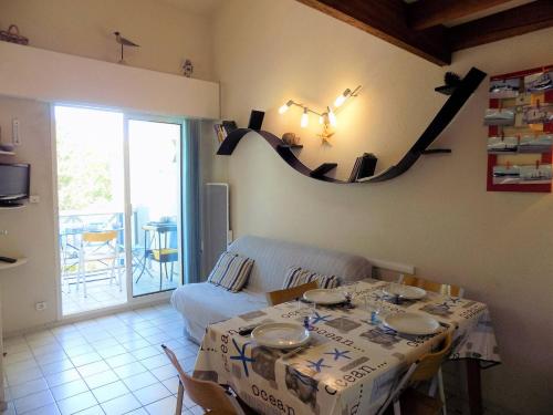 un salon avec une table et un canapé dans l'établissement Saint Georges de Didonne - BEL APPARTEMENT proche PLAGE et CENTRE VILLE, à Saint-Georges-de-Didonne