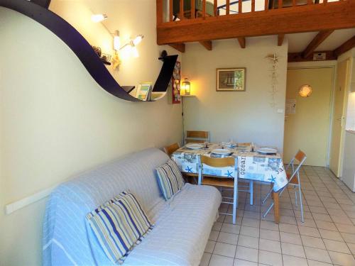 un salon avec un canapé et une table dans l'établissement Saint Georges de Didonne - BEL APPARTEMENT proche PLAGE et CENTRE VILLE, à Saint-Georges-de-Didonne