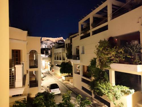 アテネにあるElia Apartmentsの夜の街並み