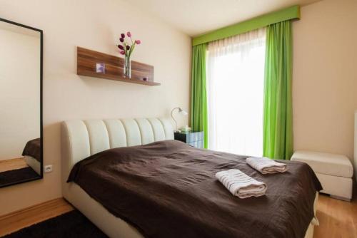 Un pat sau paturi într-o cameră la Skydive