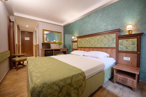 een slaapkamer met een groot bed en een bureau bij Complex Hotelier Iris-Mimoza in Jupiter