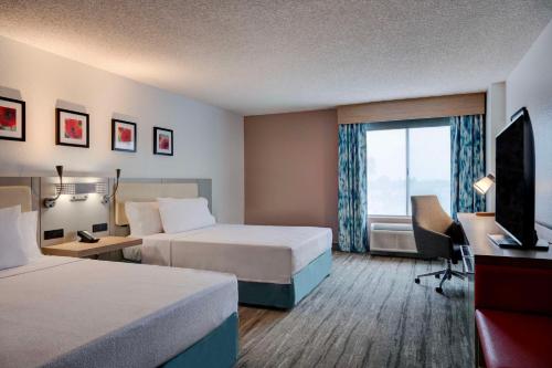 um quarto de hotel com duas camas e uma televisão em Hilton Garden Inn Anaheim/Garden Grove em Anaheim