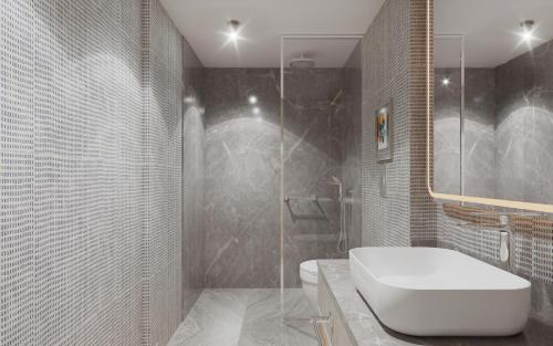 y baño con aseo blanco y ducha. en Gloria Golf Resort - Kids Concept, en Belek
